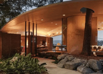 Unity Temple vs Lautner House: Envelope Design Comparisons